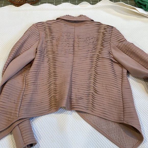 GILI pieces leather jacket. Hook closure. Mauve color. Size 12. Zipper sleeve. - Picture 5 of 8